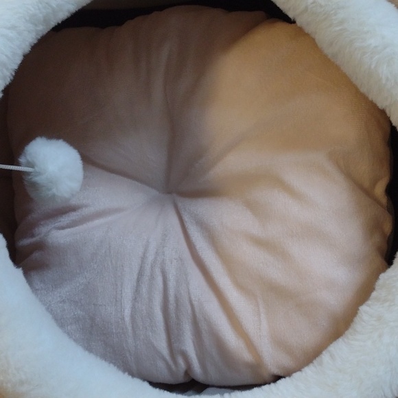 Pet Bed with bunny ears and tail size sm/med. dish & squeaky mouse inc. 14 x 14 - Picture 3 of 12